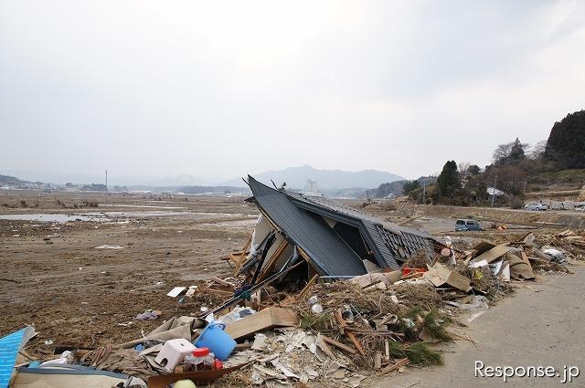 東日本大震災 津波は高台まで押し寄せ、室内には大きな魚が 東日本大震災 津波は高台まで押し寄せ、室内には大きな魚が