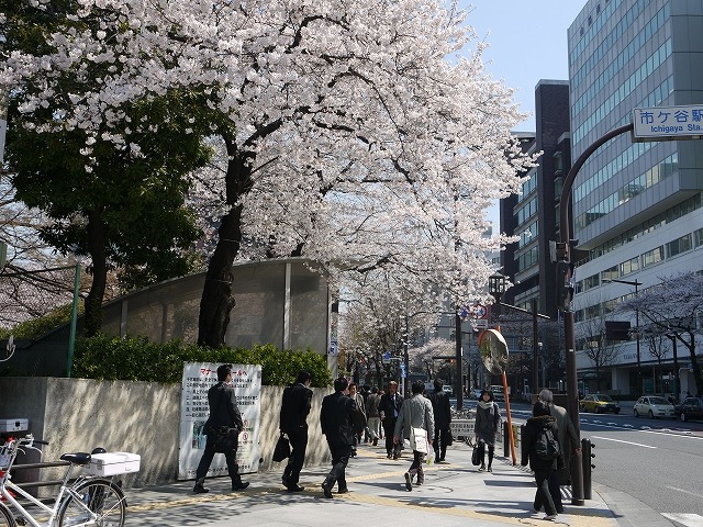 JR市ヶ谷駅前