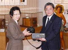 寄贈式のようす（左：日本カメラ博物館の森山館長/右：コダックの松浦社長）