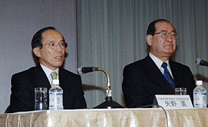 　日本電気（NEC）は15日、4月1日付けで同社代表取締役 執行役員社長の金杉明信氏が代表権のない取締役副会長に退き、代表取締役 執行役員副社長の矢野薫氏が代表取締役 執行役員社長に昇格する人事を発表した。