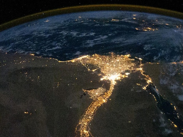 夜間に撮影したエジプト ナイル川流域の衛星写真（c）NASA