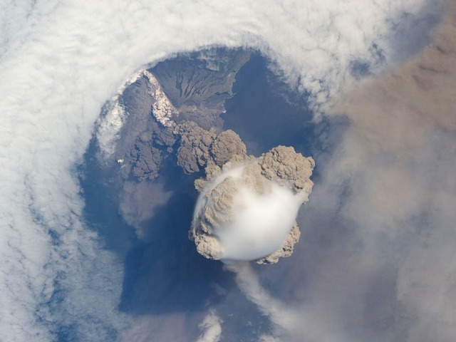 千島列島（クリル列島）のサリチェフ火山。2009年6月12日の噴火の様子（c）NASA