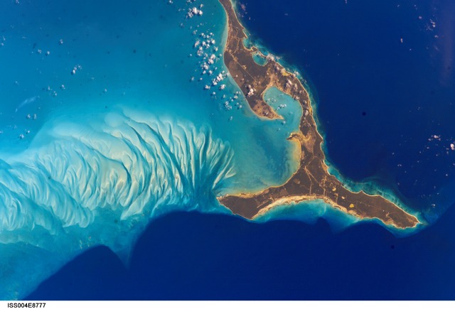 西インド諸島のバハマに位置するエルーセラ島（c）NASA