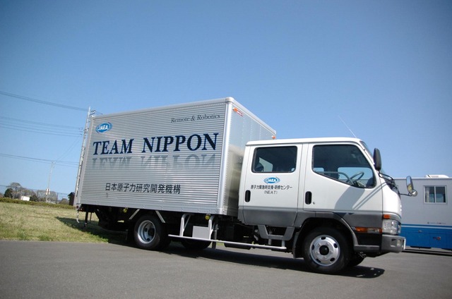 日本原子力研究開発機構のトラック（4月22日撮影）