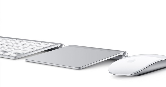 iMacは、ワイヤレスキーボードと、Magic MouseもしくはMagic Trackpadを標準で装備