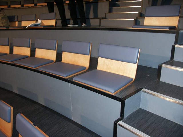 和風の座椅子を思わせる座席。ホール内の席の配置は高低差・方向ともに非常に見やすいものになっている
