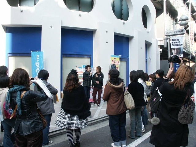 当日の建物の外では、若手芸人が携帯電話を宣伝中。こういったコラボが見られるのも、ヨシモト∞ならでは。これからの渋谷では当たり前の光景になるのだろうか