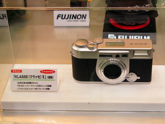参考出品されていた銀塩カメラ「KLASSE II」。28mmの広角レンズを搭載する