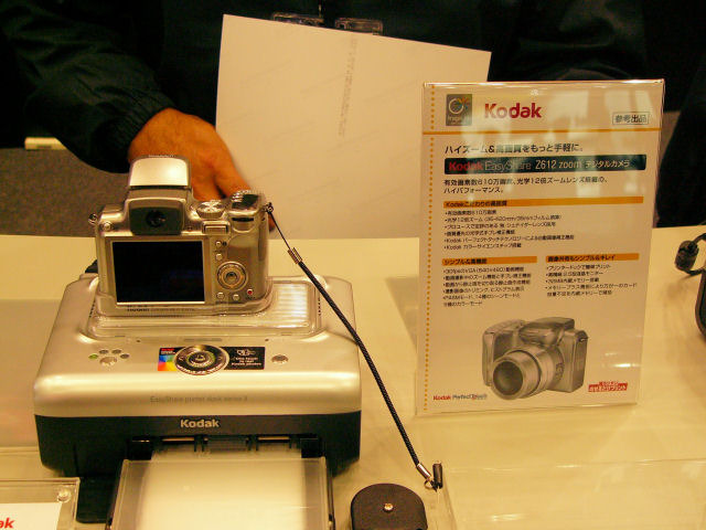 プリンタードックのコーナーに日本未発売の同社のデジタルカメラ6製品が参考出品として並んでいた