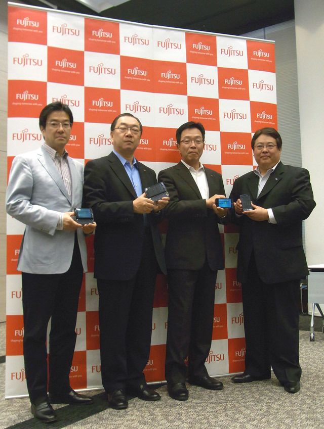 左から：日本マイクロソフトの樋口代表執行役 社長、富士通の左相執行役員副社長、同社の齋藤執行役員、インテルの宗像取締役 副社長