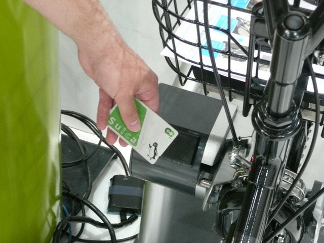 登録カードになったFeliCaやSuicaなどのICカードを自転車のロックにかざすと解錠される