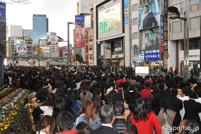 地震発生から1時間で、JR新宿駅　スタジオ・アルタ前は人で埋め尽くされていた