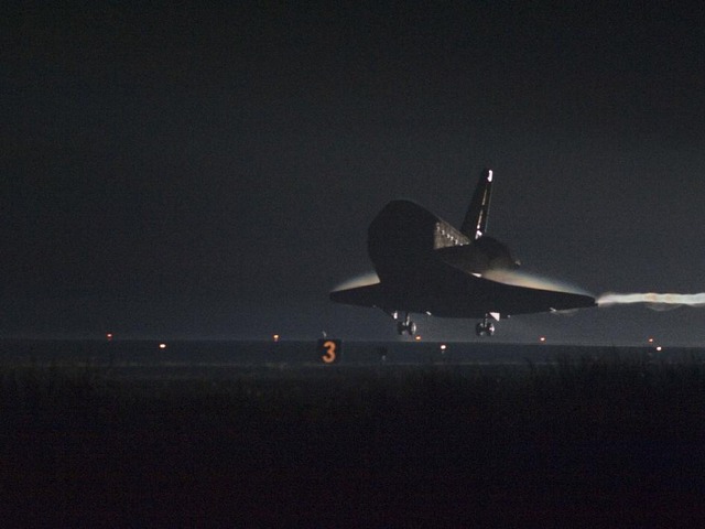 スペースシャトル「エンデバー」が1日午前2時35分（日本時間同日午後3時35分）、ケネディ宇宙センターに帰還