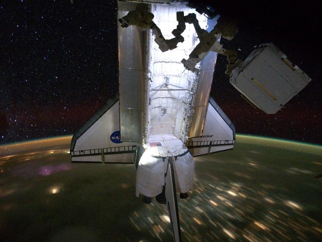 ISSとドッキングされているエンデバー。背景に見えるのは夜間の地球（5月28日撮影）