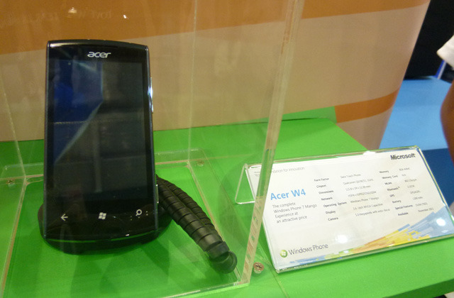 Microsoftのブースでショーケース展示されていた「Acer W4」