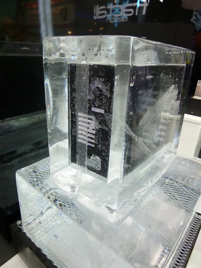 次世代のPCケースは冷却ファンいらずの氷か？