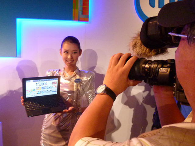 Intelのプレス向け発表会にも美女が登場