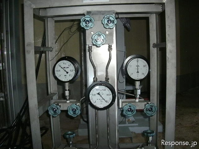 福島第一原子力発電所1号機、仮設原子炉圧力計設置状況及び作業風景（6月3日、1号機原子炉建屋1階北側）