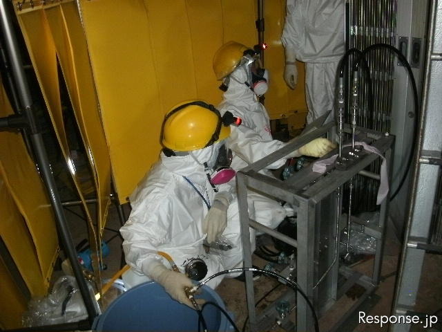 福島第一原子力発電所1号機、仮設原子炉圧力計設置状況及び作業風景（6月3日、1号機原子炉建屋1階北側）