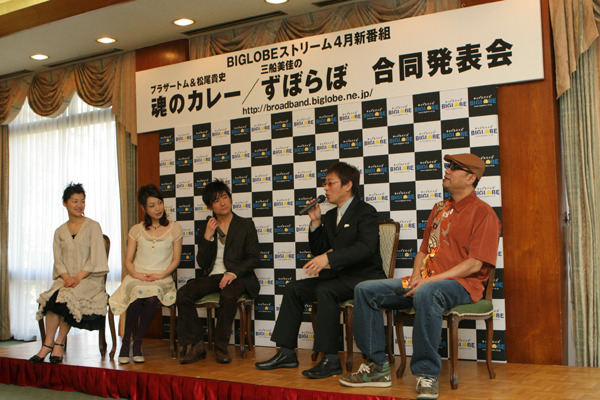 5人で番組を放送するブラザートム＆松尾貴史　魂のカレー。右からブラザートムさん、さん松尾貴史さん、柏原直人さん、小澤栄里さん、広澤草さん