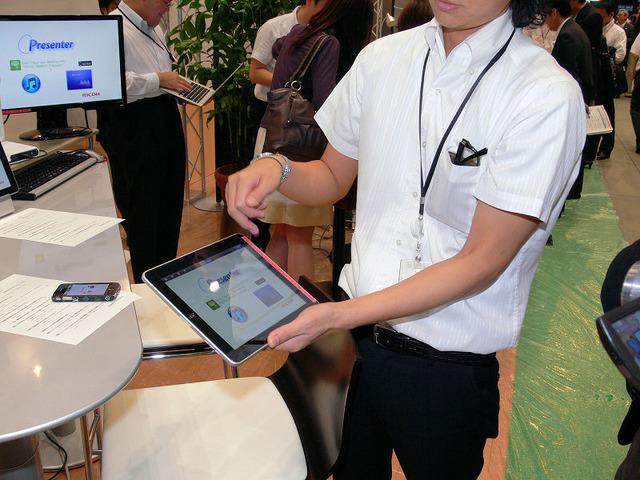 「RICOH TAMAGO Presenter」。発表者がiPad上で資料のページをめくると、会議参加者のiPad上でも自動的にページがめくられる