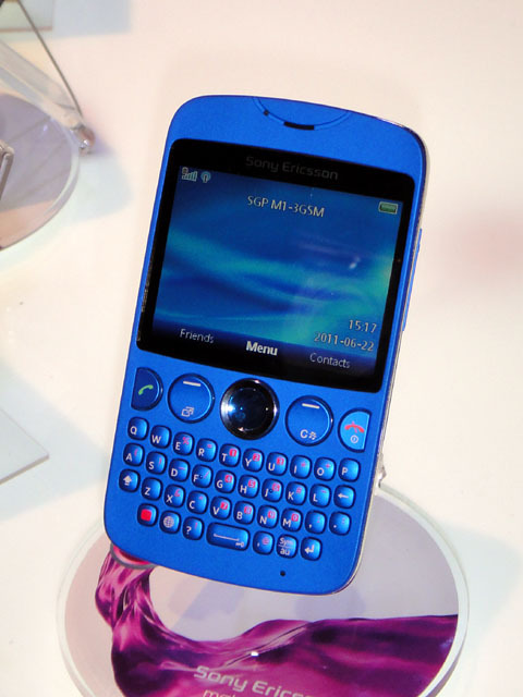 フィーチャーフォンの新製品として同時発表された、QWERTYフルキーボードを搭載するメッセージング端末「Sony Ericsson text」