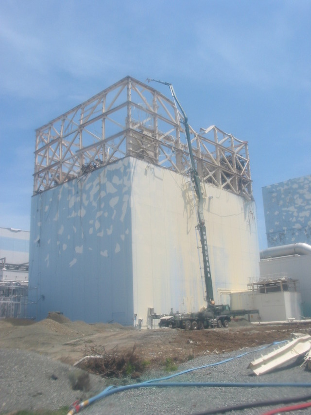 福島第一原子力発電所原子炉建屋上部空気中放射性物質のサンプリング状況（1号機）