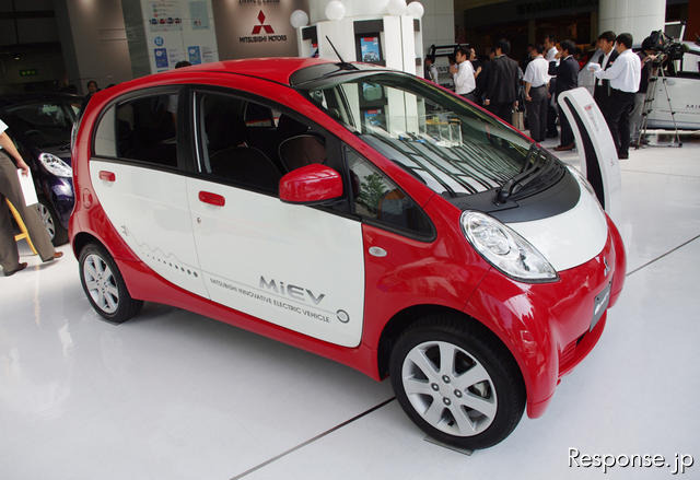 6日に発表された、改良型の三菱i-MiEV。低価格仕様には東芝製のリチウムイオン電池を採用した