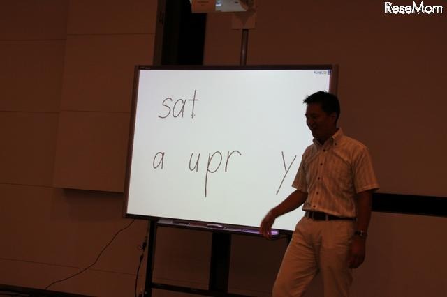 【EDIX】電子黒板による実践的英語授業…暁星小学校 電子黒板を使った授業の実際。黒板に書いた文字を並べ替えて正しいスペルにしていく