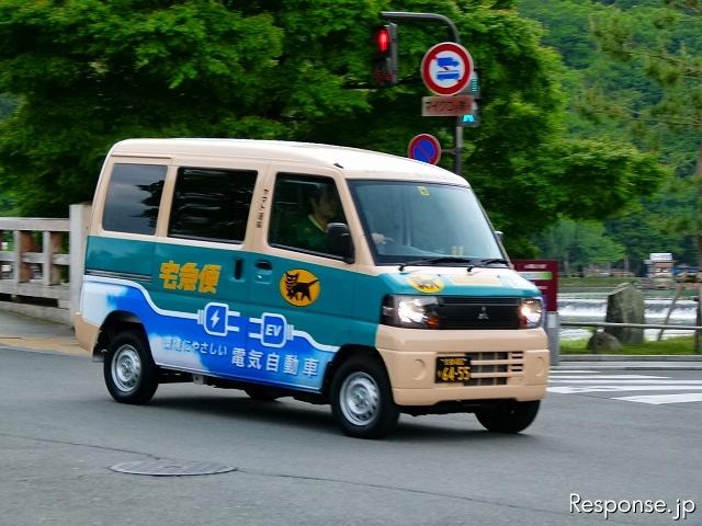 京都嵐山付近を走るクロネコヤマト（三菱ミニキャブMiEV）