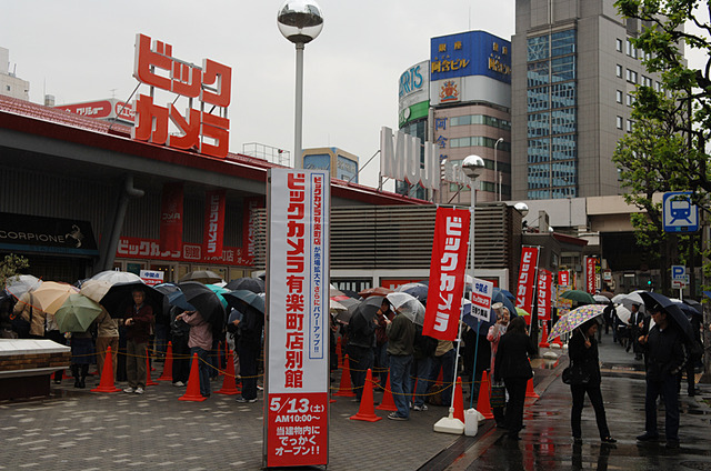 開店前の早朝から、オープンセールの特価商品を目当てに長い列ができた