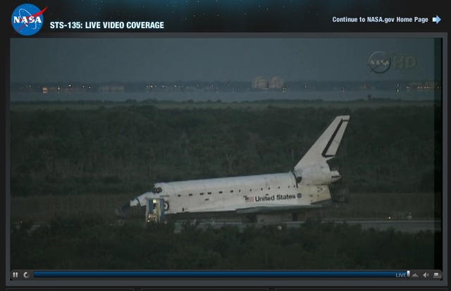 ケネディ宇宙センターに着陸する「アトランティス」