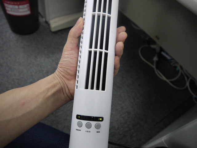 オフィスが暑い！USB接続のスリムタワー型扇風機を導入