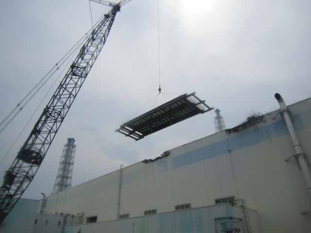 福島第一原子力発電所 3号機タービン建屋　屋根設置工事の作業状況（7月18日撮影）
