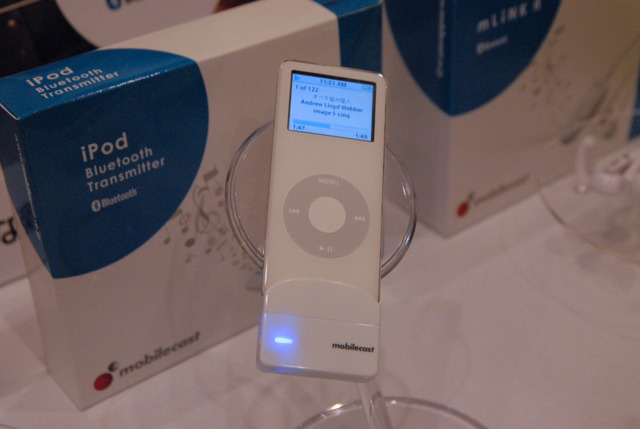 　モバイルキャストは、iPodとイヤホンをワイヤレス化する製品「iPod Bluetooth Transmitter」を発表した。Dockコネクタを搭載する3世代目〜5世代目のiPod、iPod nano、iPod miniに対応する。