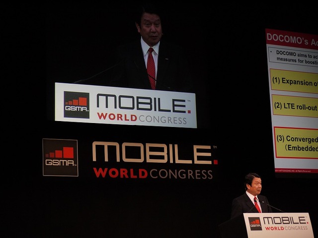 2日目のキーノートスピーチにてNTTドコモ　山田隆持社長は、ネットワークにインテリジェンスを持たせたより高度なサービスの一例としてこの自動翻訳システムに言及