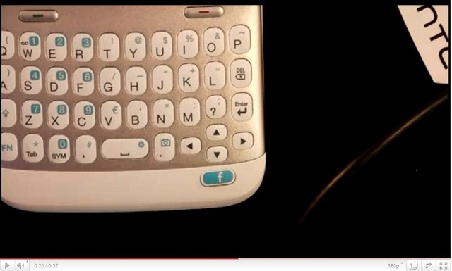 HTC ChaChaの本体右下に搭載された「Facebookボタン」