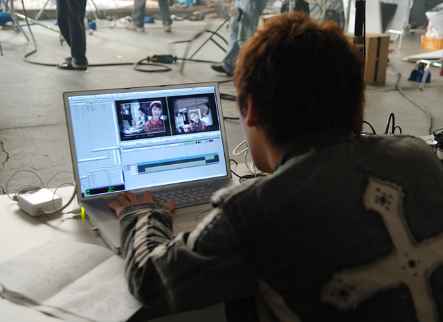撮影現場に、PowerBook G4やAvidのノンリニア編集機を持ち込んで、仕上げのイメージをその場で確認している