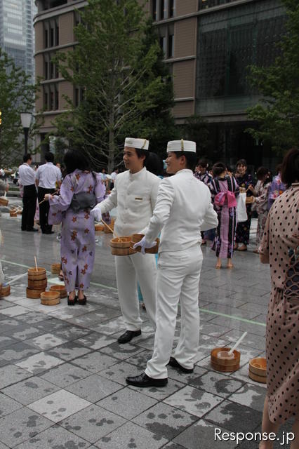 29日開催「行幸通りde打ち水」の風景。大手町界隈での打ち水イベントは8月31日まで開催中。