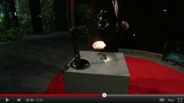 デスクライトの光をさえぎると、データの転送が止まり、映像が中断