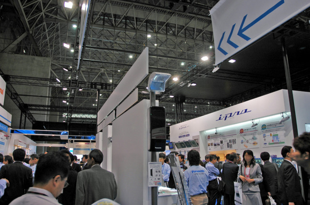 　松下電器産業は、大阪市内で実証実験を行った「街角見守りセンサーシステム」をブースでデモ展示していた。