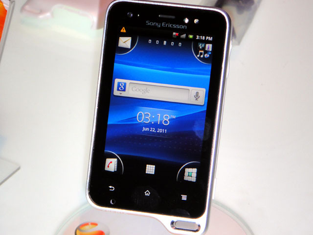 合わせて発表された「Xperia active」（CommunicAsia 2011）