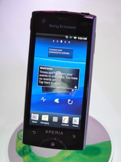 大幅な小型化が図られた「Xperia ray」（CommunicAsia 2011）