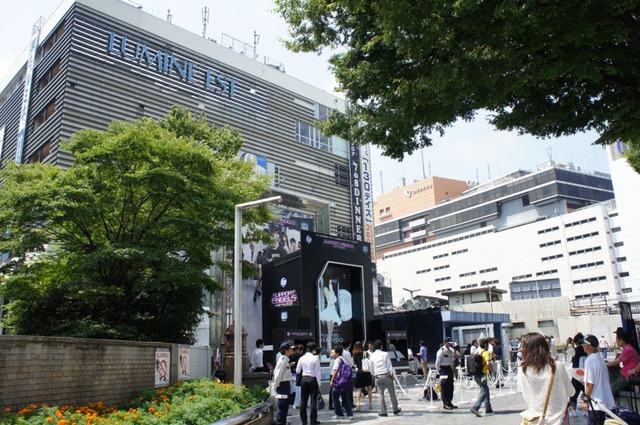 新宿駅東口に設置されたイベント会場