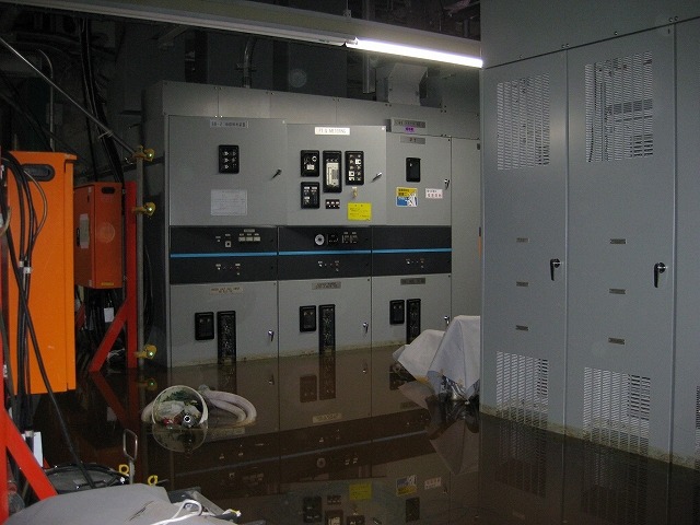 6号機電気品室の浸水状況（3月17日撮影）