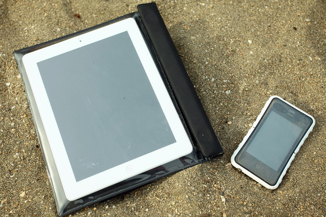 フォーカルポイントコンピュータの防水ケース「DRiPRO iPad用防水ケース v2」と「Krusell SEaLABox for iPhone」