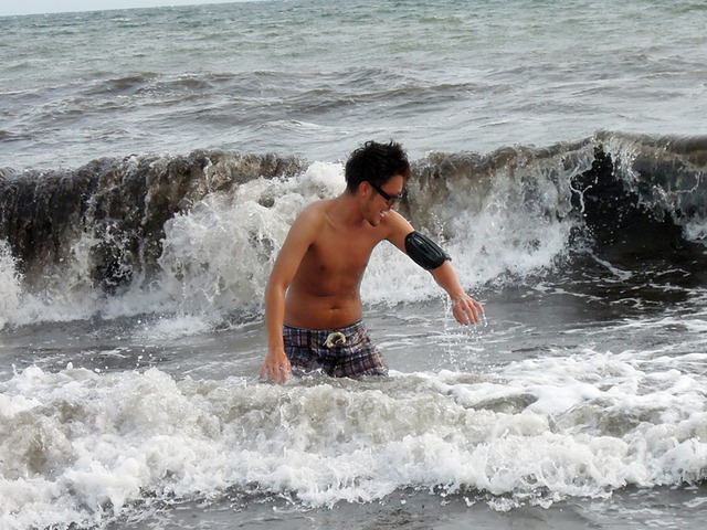 トリニティーのアームバンド「H2O Audio AMPHIBX Waterproof Armband」とBluetoothヘッドセット「MM-BTSH25 icon」をつけて海辺で遊ぶ