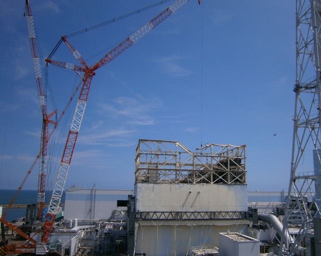 福島第一原子力発電所1号機　原子炉建屋開口部　ダストサンプリング風景 