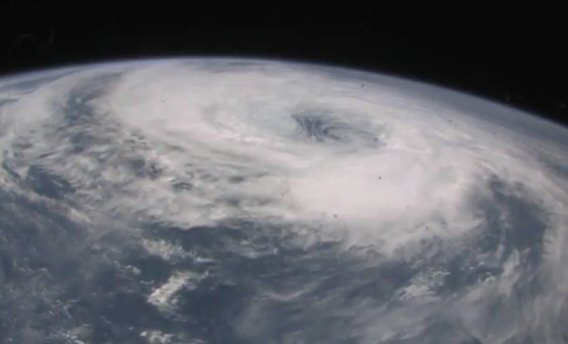 台風12号（ISSのクルーが撮影）