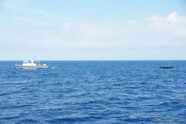 石川県輪島沖で見つかった脱北者と見られる男女が使った木造船（13日13時頃・輪島市の北方約９キロメートル）